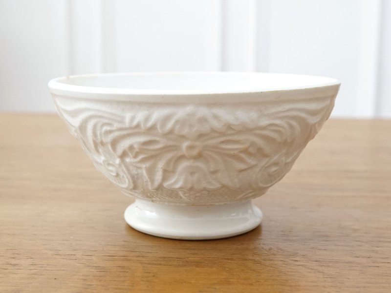 画像2: 19世紀 アンティーク カフェオレボウル 花のレリーフ柄 オフホワイト