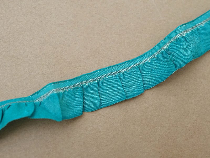 画像2: 1900年頃 アンティーク シルク製 フリルリボン ロココ調 15mm幅 ブルーグリーン 38cm