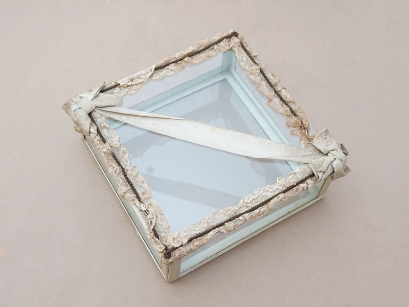 画像3: アンティーク 大きなジュエリーボックス ペールブルー リボン＆レース ガラスケース 20×20×7.5cm