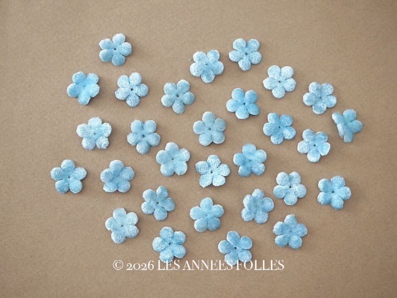 画像1: アンティーク ベルベットの布花 水色 30ピースのセット 15mm