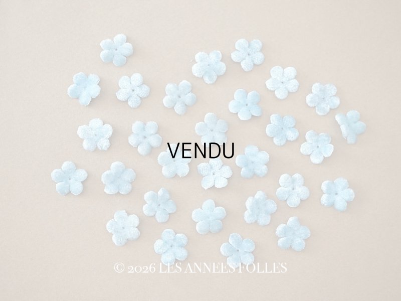 画像1: アンティーク ベルベットの布花 水色 30ピースのセット 15mm