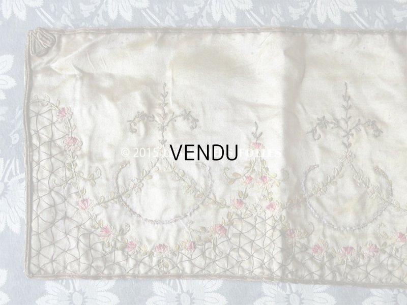 画像4: 19世紀末 アンティーク  リボン刺繍入り シルク布 花のガーランド