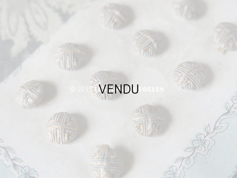 画像4: 19世紀 アンティーク シルク製 小さな くるみボタン  7mm  クリームイエロー&パールブルー 12ピース