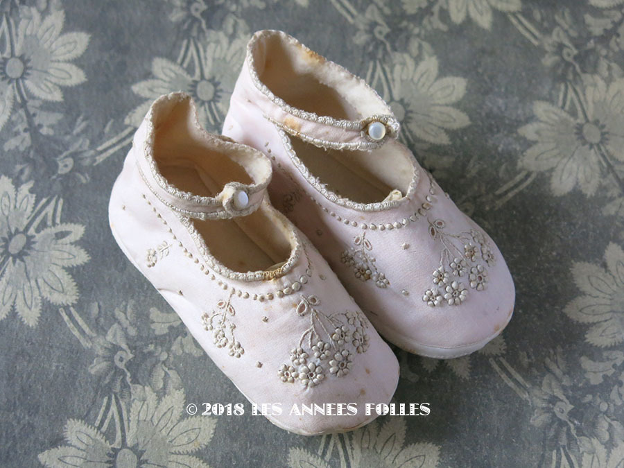 1900年代 アンティーク ベビー用 淡いピンクの靴 手刺繍の花模様 : LES 