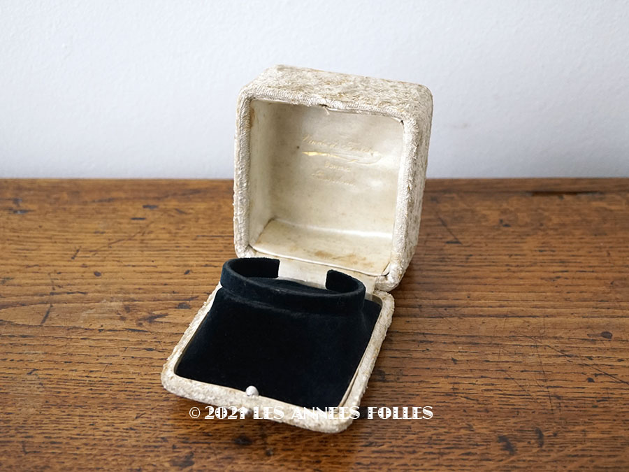 19世紀末 アンティーク ジュエリーボックス ブレスレット用 ベルベット ＆ シルクサテン : LES ANNEES FOLLES