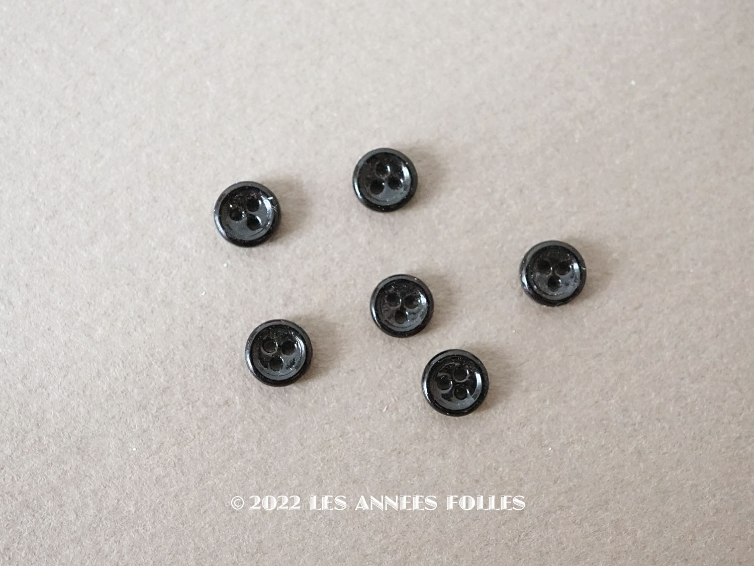 19世紀末 アンティーク ドール用 極小 5.5mm セラミック製 ボタン 黒 6ピースのセット : LES ANNEES FOLLES