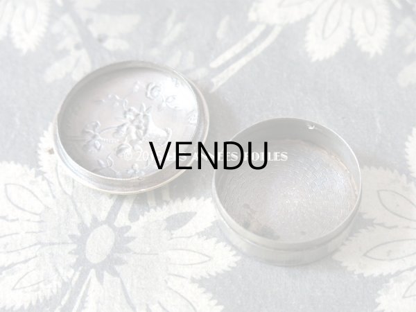 画像4: アンティーク 小さなパウダーケース 薔薇の花かご (4)