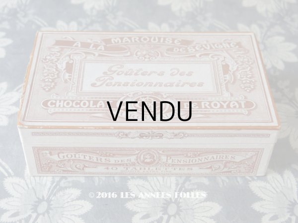 画像1: 1900年代 アンティーク 『マルキーズ・ ドゥ・セヴィニエ』のお菓子箱 GOUTERS DES PENSIONNAIRES CHOCOLAT DE ROYAT - MARQUISE DE SEVIGNE PARIS - (1)