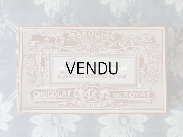 画像2: 1900年代 アンティーク 『マルキーズ・ ドゥ・セヴィニエ』のお菓子箱 GOUTERS DES PENSIONNAIRES CHOCOLAT DE ROYAT - MARQUISE DE SEVIGNE PARIS - (2)