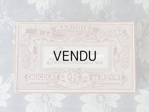 画像2: 1900年代 アンティーク 『マルキーズ・ ドゥ・セヴィニエ』のお菓子箱 GOUTERS DES PENSIONNAIRES CHOCOLAT DE ROYAT - MARQUISE DE SEVIGNE PARIS - (2)