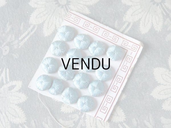 画像1: 19世紀 アンティーク シルク製 くるみボタン 13mm  16ピース スカイブルー (1)