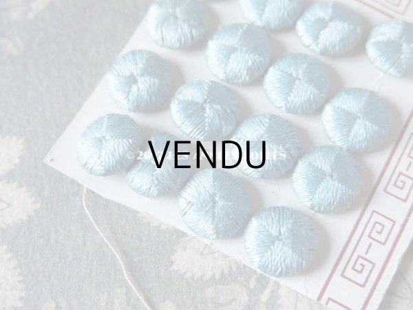 画像2: 19世紀 アンティーク シルク製 くるみボタン 13mm  16ピース スカイブルー (2)