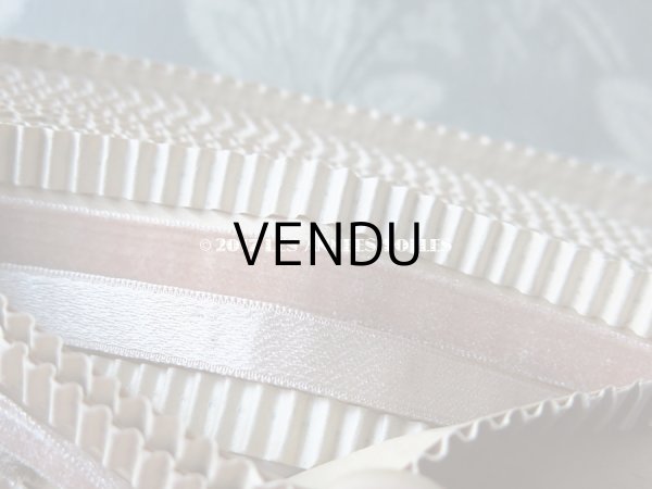 画像6: 19世紀末 未使用 アンティーク シルク製 ベルベット＆サテン ダブルフェイスのリボン ピンクベージュ 10m 幅8mm VELOURS SOIE PON 5000 COL 3 (6)