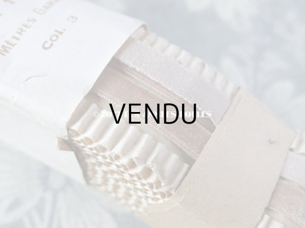 画像5: 19世紀末 未使用 アンティーク シルク製 ベルベット＆サテン ダブルフェイスのリボン ピンクベージュ 10m 幅8mm VELOURS SOIE PON 5000 COL 3 (5)