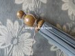 画像2: 19世紀末 アンティーク  シルク製　ブルーグレーの日傘 ポンポン付 リーフ柄 木製の柄　 (2)