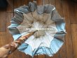 画像8: 19世紀末 アンティーク  シルク製　ブルーグレーの日傘 ポンポン付 リーフ柄 木製の柄　 (8)