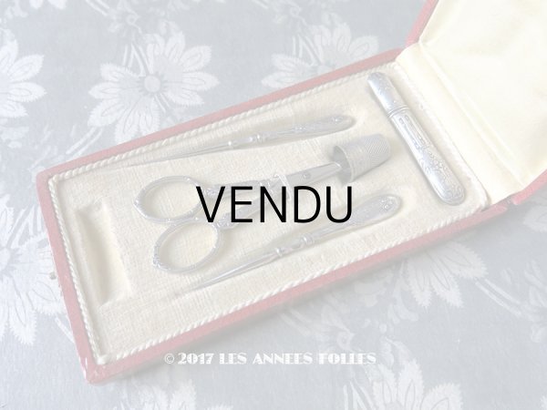 画像1: 1900年代 アンティーク シルバー製 薔薇のガーランド 裁縫道具セット  (1)
