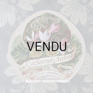 画像: アンティーク パウダーボックスのラベル シクラメンの花 POUDRE DE RIZ AU CYCLAMEN AMBRE - GALERIE LYONNAISE -