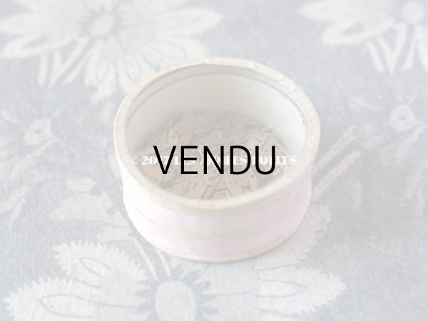 画像5: 1900年代 アンティーク ガラスの蓋の紙箱入り メタル製 極小 スパンコール リーフ型 ゴールド 2×7.5mm  (5)