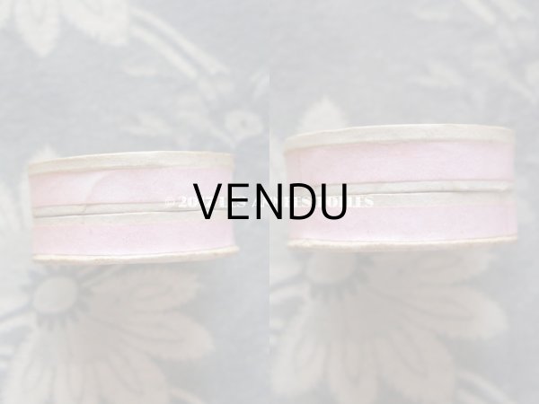 画像7: 1900年代 アンティーク ガラスの蓋の紙箱入り メタル製 極小 スパンコール リーフ型 ゴールド 2×7.5mm  (7)