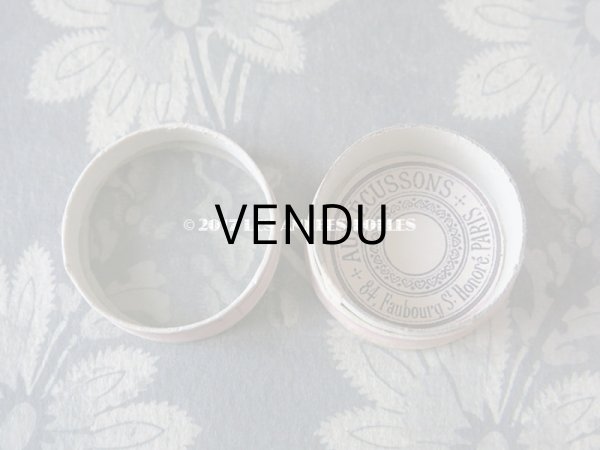 画像4: 1900年代 アンティーク ガラスの蓋の紙箱入り メタル製 極小 スパンコール リーフ型 ゴールド 2×7.5mm  (4)