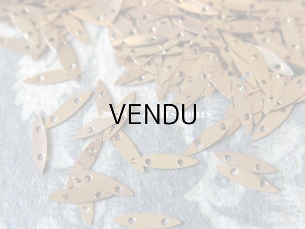 画像3: 1900年代 アンティーク ガラスの蓋の紙箱入り メタル製 極小 スパンコール リーフ型 ゴールド 2×7.5mm  (3)