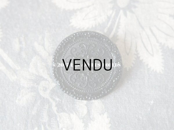 画像2: 1900年代 アンティーク フレンチジェットのボタン 花模様 2.6cm  (2)