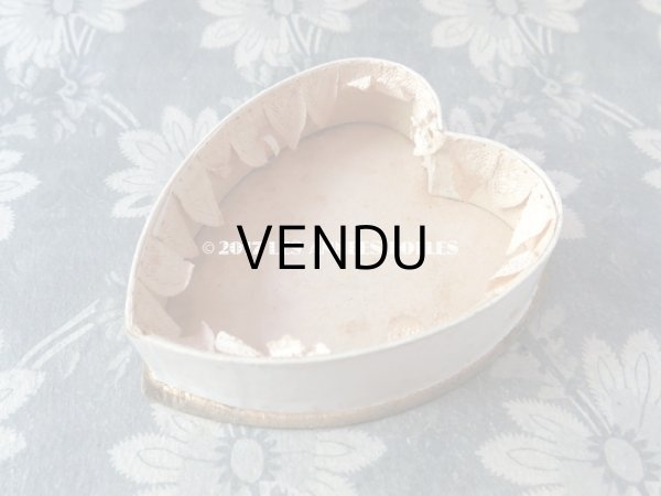 画像6: 1900年代 アンティーク ドラジェのお菓子箱 ハート型 花かごを持つ少女 レースペーパー付 (6)