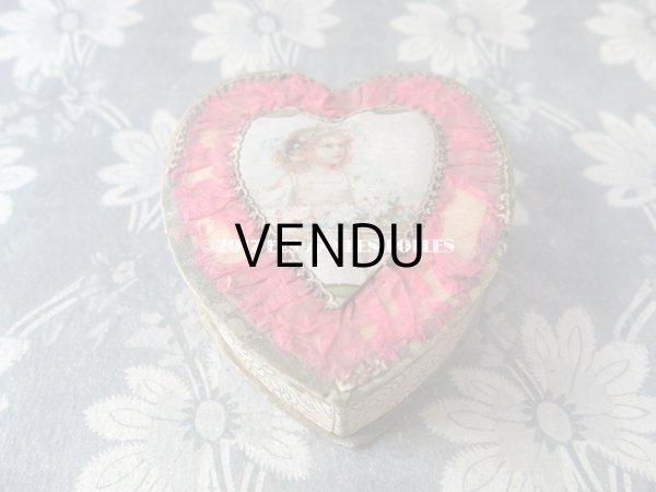画像3: 1900年代 アンティーク ドラジェのお菓子箱 ハート型 花かごを持つ少女 レースペーパー付 (3)