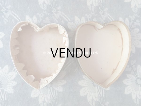 画像5: 1900年代 アンティーク ドラジェのお菓子箱 ハート型 花かごを持つ少女 レースペーパー付 (5)