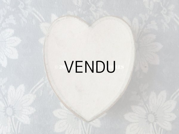 画像7: 1900年代 アンティーク ドラジェのお菓子箱 ハート型 花かごを持つ少女 レースペーパー付 (7)