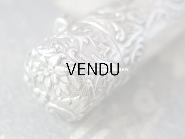 画像6:  アンティーク シルバー製 携帯用 花模様のパフュームボトル  クリスタルの栓 ロカイユ装飾 (6)