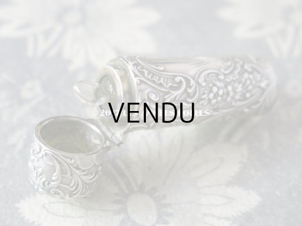 画像7:  アンティーク シルバー製 携帯用 花模様のパフュームボトル  クリスタルの栓 ロカイユ装飾 (7)