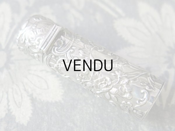 画像3:  アンティーク シルバー製 携帯用 花模様のパフュームボトル  クリスタルの栓 ロカイユ装飾 (3)