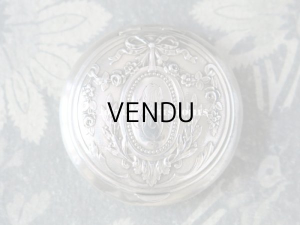 画像5: アンティーク シルバー製 パウダーケース リボンと薔薇のガーランド モノグラム (5)