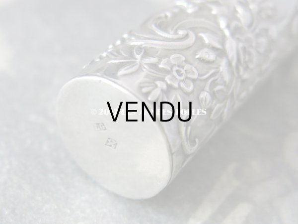 画像5:  アンティーク シルバー製 携帯用 花模様のパフュームボトル  クリスタルの栓 ロカイユ装飾 (5)