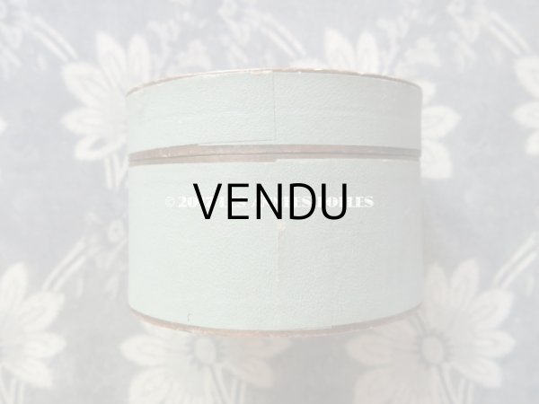 画像6: アンティーク ルーブル百貨店 硝子の蓋の糸箱 スレッドケース 淡いオリーブグリーン - GRANDS MAGASINS DU LOUVRE - (6)