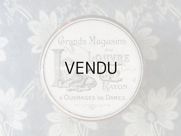 画像3: アンティーク ルーブル百貨店 硝子の蓋の糸箱 スレッドケース 淡いオリーブグリーン - GRANDS MAGASINS DU LOUVRE - (3)