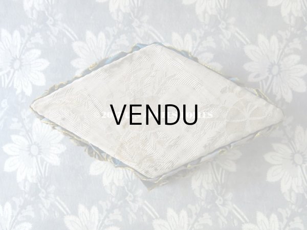 画像4: アンティーク ジュエリーボックス リボンワーク ライトグレーのクッション (4)