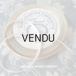 画像: 1900年代 アンティーク シルク製 リボン オフホワイト ストライプ柄 7.3m COMPTOIR DE RUBANS N 3/4 BLANC 1 - AUX GALERIES LAFAYETTE -