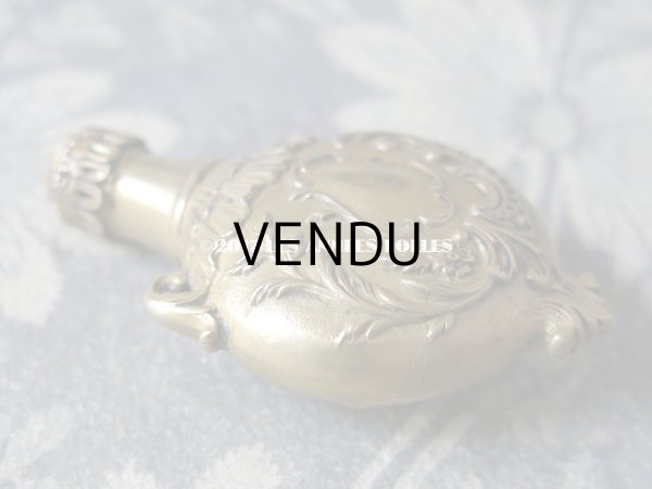 画像3: 19世紀末 アンティーク  携帯用 気付け薬の小瓶  ロカイユ装飾 (3)