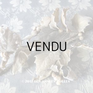 画像: 19世紀末 アンティーク  柊のコサージュ アイボリー色の実 - AU BON MARCHE -