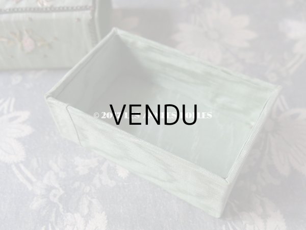 画像8: 19世紀 アンティーク 薔薇の花かごのリボン刺繍入り　小さな引き出し箱 (8)