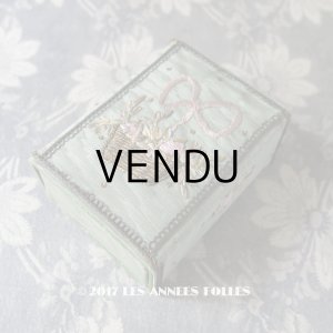 画像: 19世紀 アンティーク 薔薇の花かごのリボン刺繍入り　小さな引き出し箱