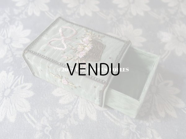 画像7: 19世紀 アンティーク 薔薇の花かごのリボン刺繍入り　小さな引き出し箱 (7)