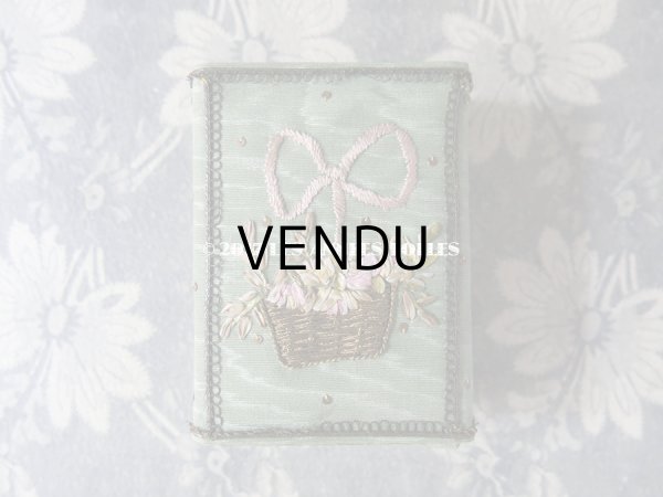 画像3: 19世紀 アンティーク 薔薇の花かごのリボン刺繍入り　小さな引き出し箱 (3)