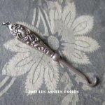画像: １9世紀 英国製 アンティーク  シルバー製 シャトレーヌ用 小さなかぎ針 