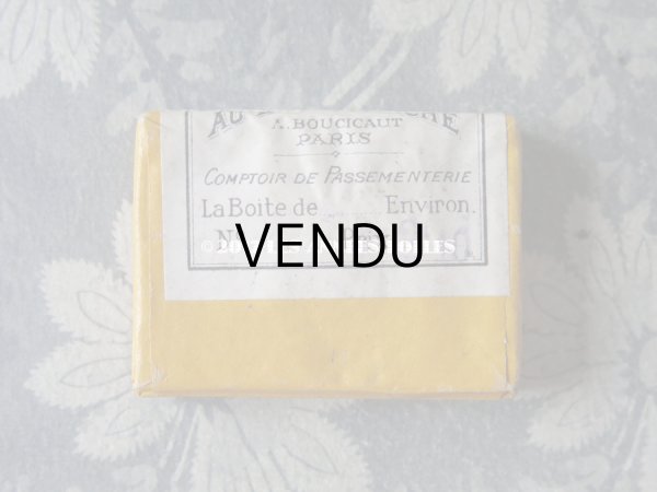 画像4: 【 2017クリスマスセール対象外 】 アンティーク 未開封 ガラスビーズ入り 硝子の蓋の紙箱 - AU BON MARCHE PARIS - (4)