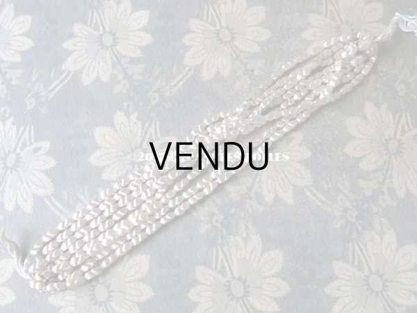 画像5: 1920年代 アンティーク 吹きガラス製 ビーズ  ライン入り ピーナッツ型 シルバー スフレビーズ 10×4mm 約200〜300ピース (5)