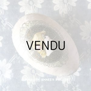 画像: 19世紀末 アンティーク パックの卵 チョコレートの紙箱 薔薇の髪飾りの女性